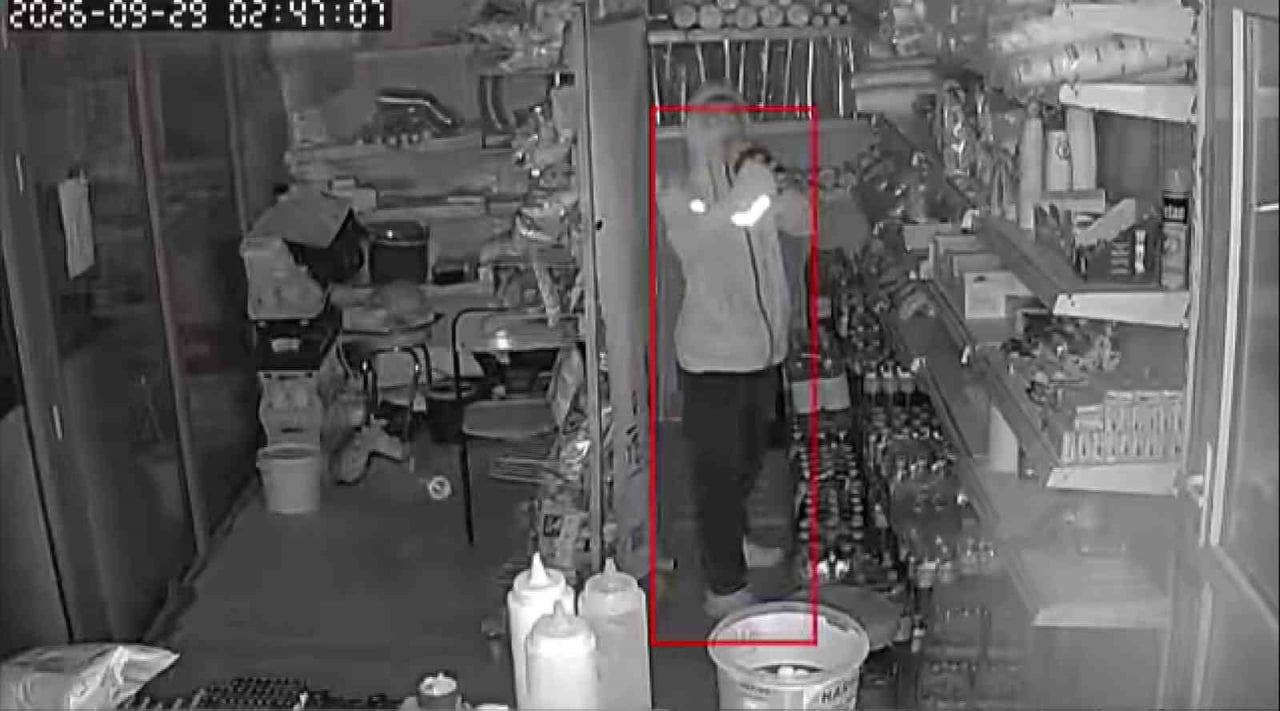 HIRSIZLIK YAPAN ŞÜPHELİ, ARDINDAN MARKET İÇERİSİNDE BİR SÜRE DOLAŞTI. ŞÜPHELİNİN DAHA SONRA...