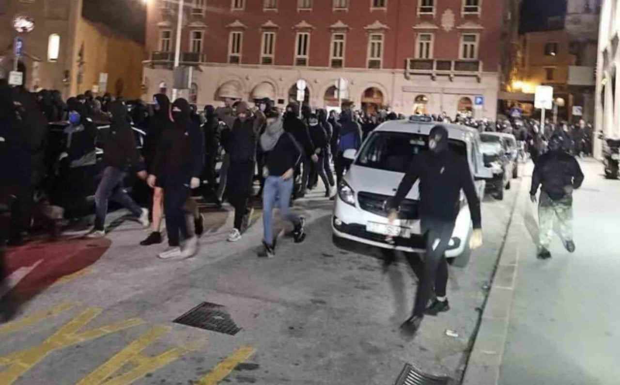 HIRVATİSTAN’IN SPLİT KENTİNDE HAJDUK SPLİT TARAFTARI YAKLAŞIK 150 KİŞİ, HOLLANDA EKİBİ AJAX...
