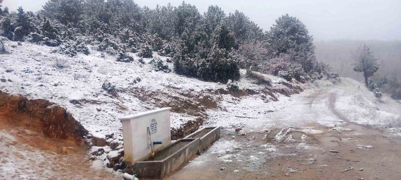 HİSARCIK’IN KARBASAN KÖYÜ’NE MEVSİMİN İLK KARI YAĞDI