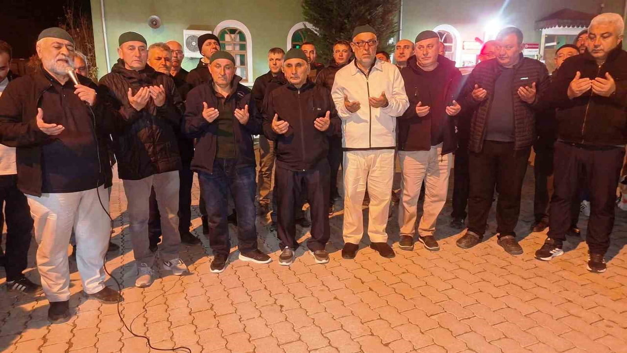 HİSARCIK’TA 23 KİŞİLİK UMRE KAFİLESİ DUALARLA UĞURLANDI