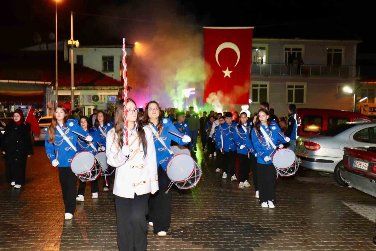 HİSARCIK’TA CUMHURİYET COŞKUSU FENER ALAYI VE KONSERLE TAÇLANDI