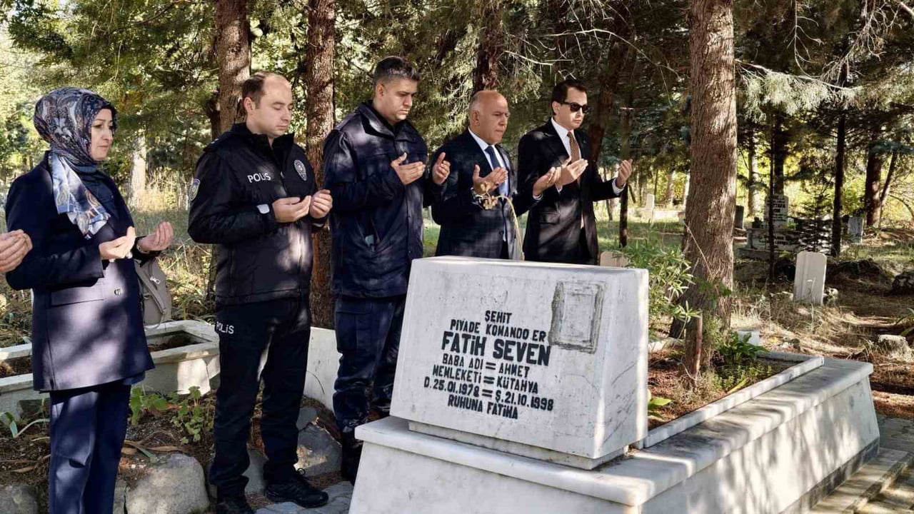 HİSARCIK’TA ŞEHİT FATİH SEVEN, KABRİ BAŞINDA DUALARLA ANILDI