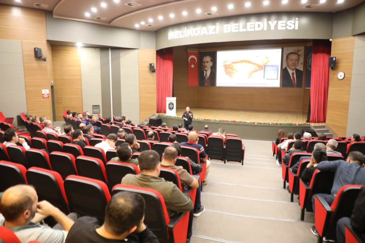 HİZMET İÇİ EĞİTİM PROGRAMLARI İLE PERSONELİNE DESTEK OLAN MELİKGAZİ BELEDİYESİ, AFET BİLİNCİNİ...