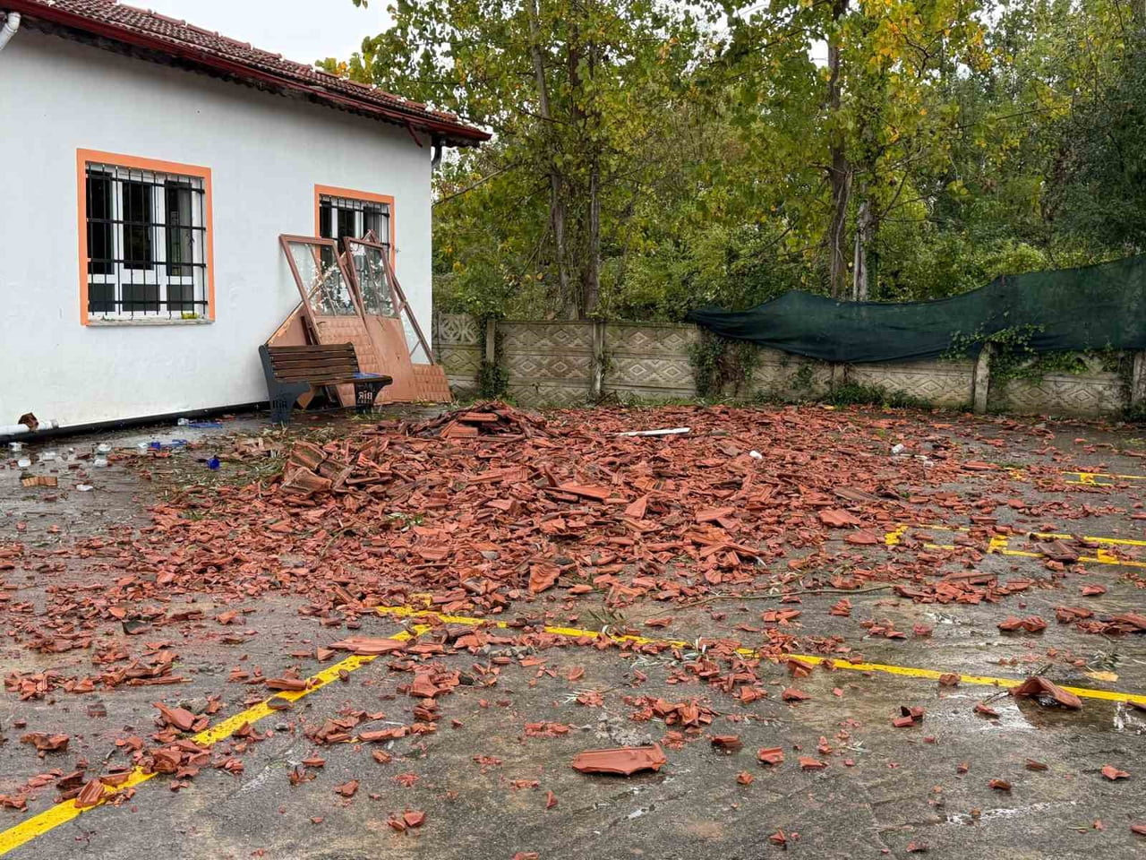 HORTUM NEDENİYLE ÇATIDAN UÇAN KİREMİTLER