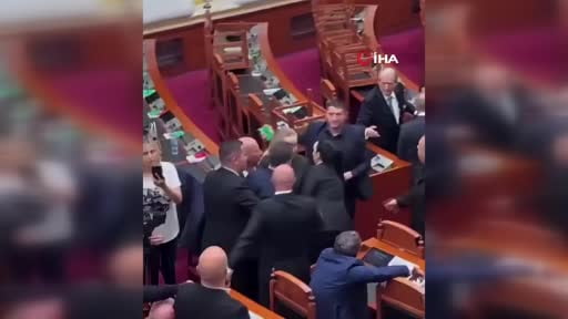 Hükümet karşıtı protestoların sürdüğü Arnavutluk’ta parlamentoda milletvekilleri arasında arbede...