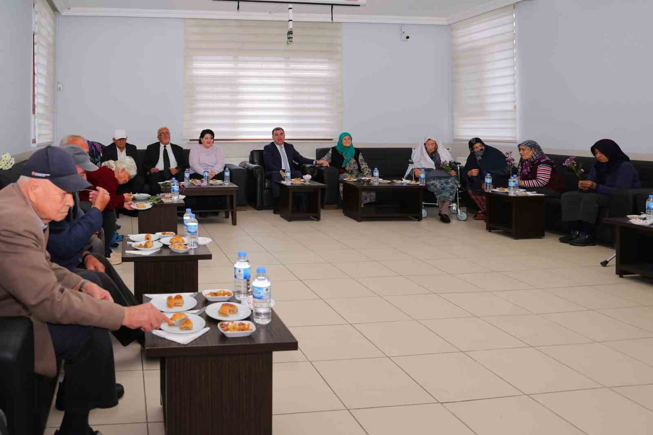 HUZUREVİ SAKİNLERİNİN 'YAŞLILAR GÜNÜ' KUTLANDI