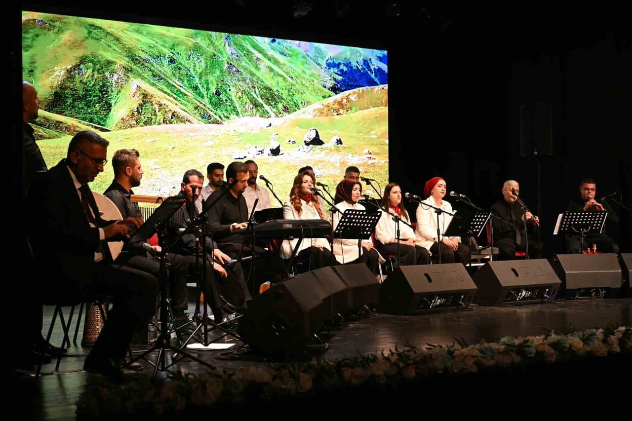 İBRAHİM ERKAL DADAŞ KÜLTÜR VE SANAT MERKEZİ’NDE DÜZENLENEN "YAYLA TÜRKÜLERİ" PROGRAMI YOĞUN İLGİ...