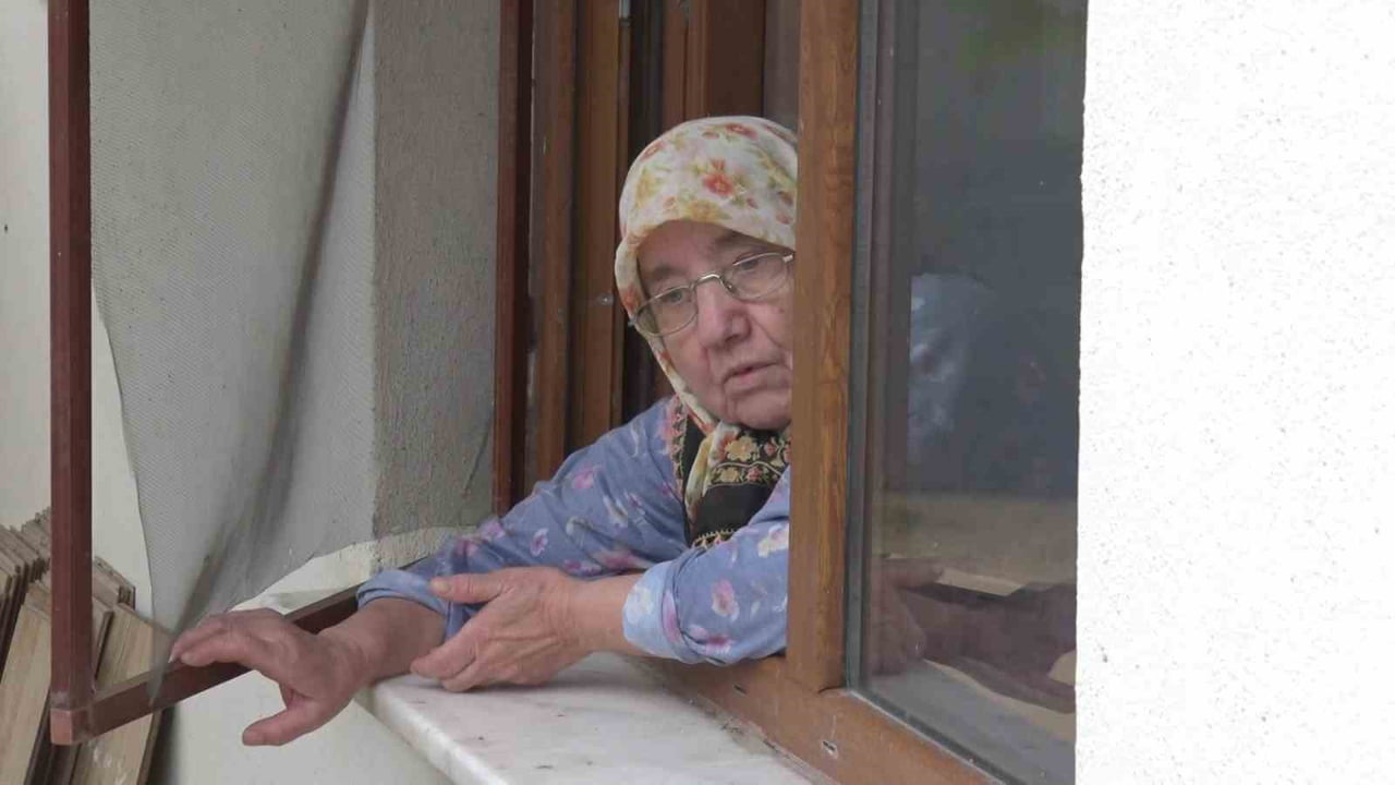 İÇERDE MAHSUR KALAN EMİNE BEYKOZ