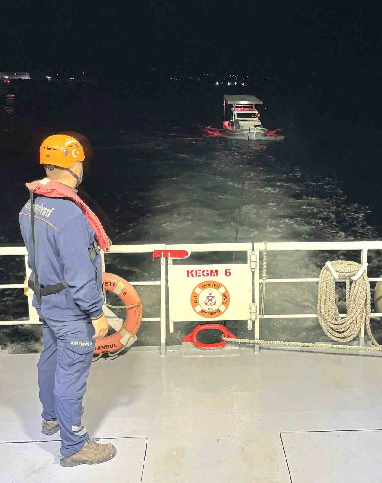 İÇİNDE 2 KİŞİ BULUNAN TEKNE LAPSEKİ'YE EMNİYETLE YANAŞTIRILDI.