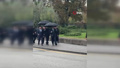 İçişleri Bakanı Çiftçi’den yağmur altında şemsiyeli yürüyüş