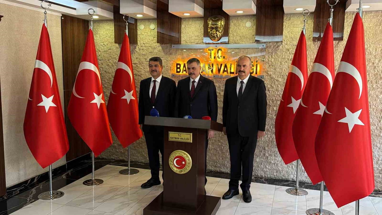 İÇİŞLERİ BAKANI MUSTAFA ÇİFTÇİ, BATMAN VALİLİĞİNİ ZİYARET EDEREK VALİLİK ŞEREF DEFTERİNİ...