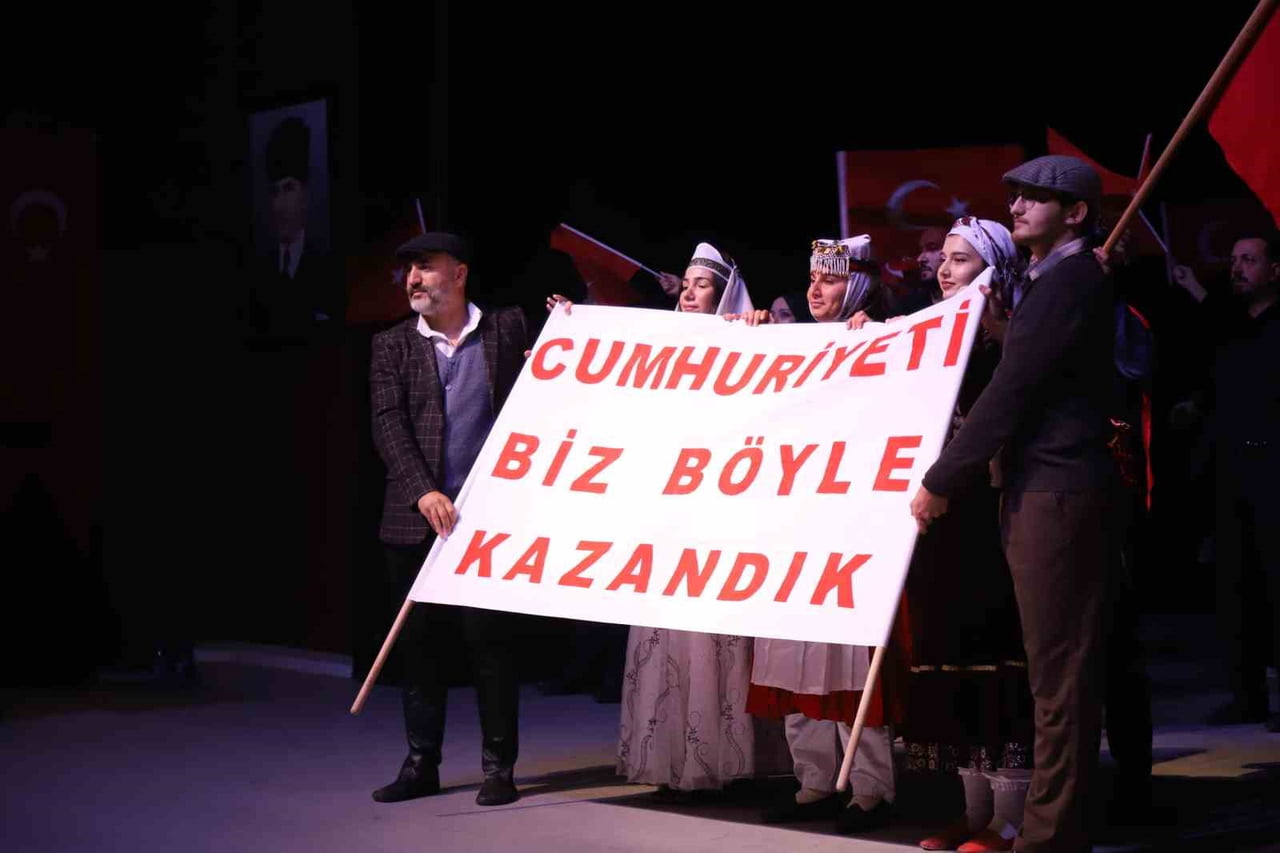 IĞDIR'DA CUMHURİYET BAYRAMI'NIN 103. YIL DÖNÜMÜ TÖRENLE KUTLANDI