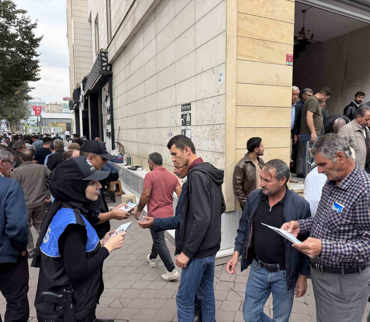 IĞDIR'DA POLİS EKİPLERİ, CUMA NAMAZI ÇIKIŞINDA VATANDAŞLARA DOLANDIRICILIK YÖNTEMLERİNE KARŞI...
