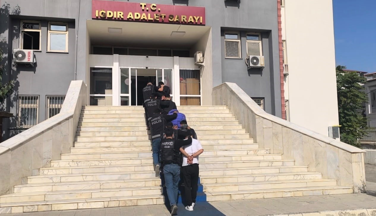 IĞDIR'DA YOLCU OTOBÜSLERİ ÜZERİNDEN EMANET VE KARGO YÖNTEMİYLE UYUŞTURUCU TİCARETİ YAPTIKLARI ÖNE...