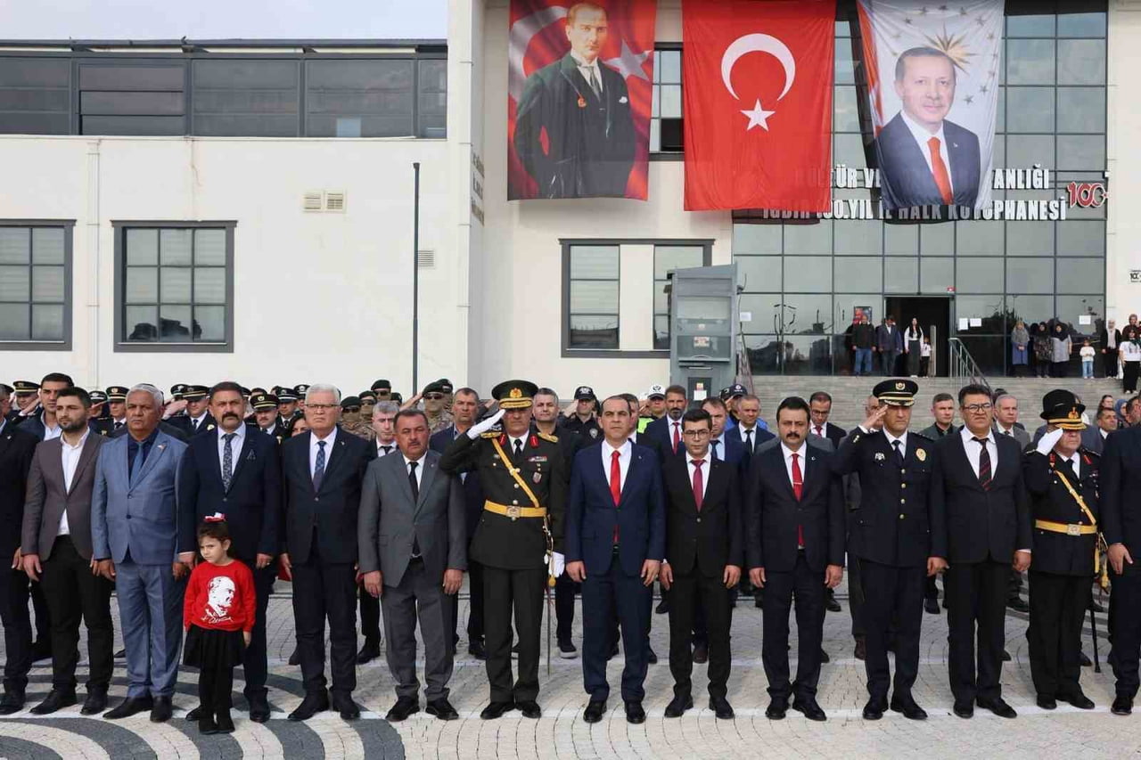 IĞDIR’DA 29 EKİM CUMHURİYET BAYRAMI KUTLAMALARI ÇELENK SUNMA TÖRENİYLE BAŞLADI