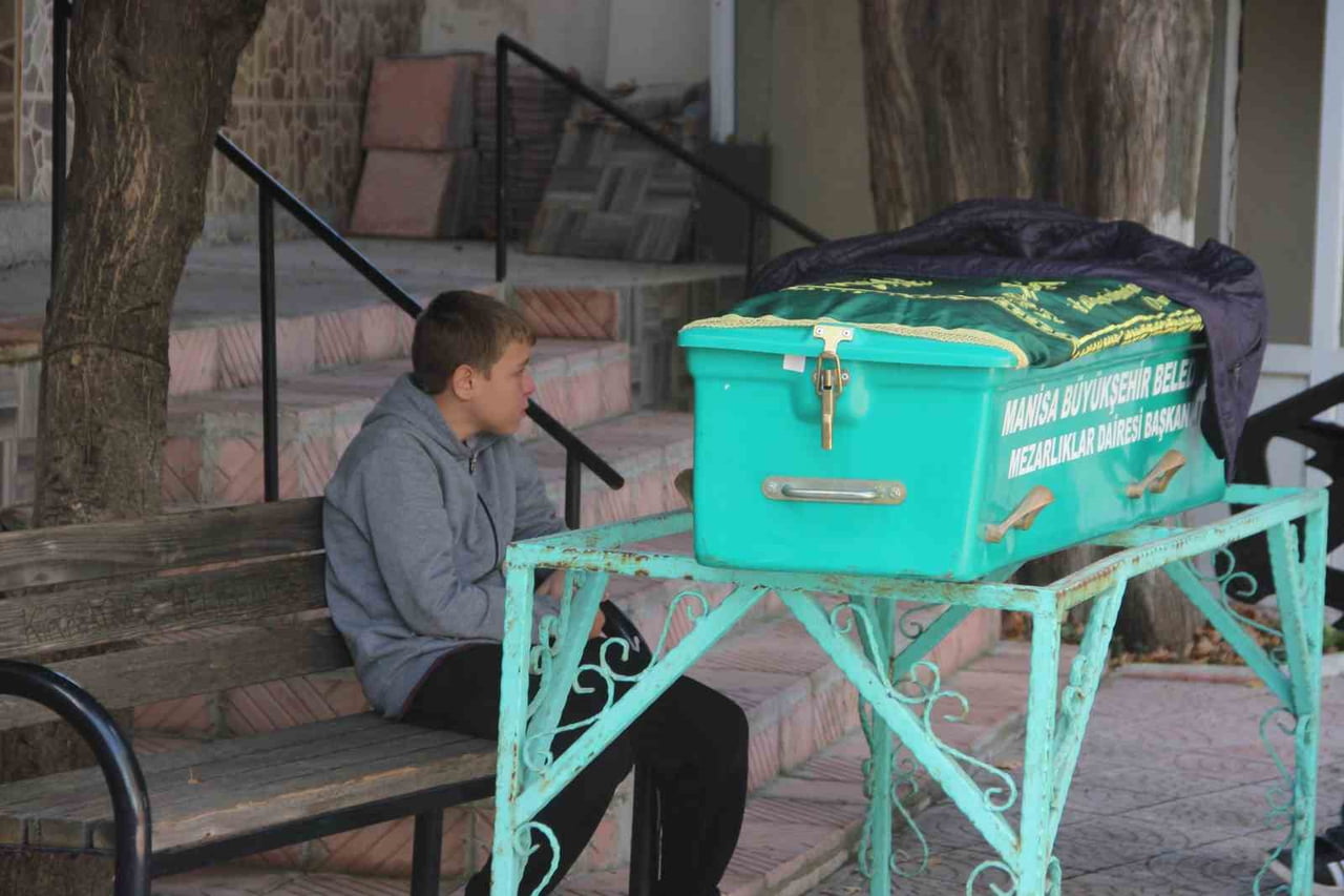 İKİ ÇOCUK BABASI ÖREN'İN CENAZESİNDE, 13 YAŞINDAKİ BÜYÜK OĞLU YAŞAR'IN BABASININ TABUTUNUN...