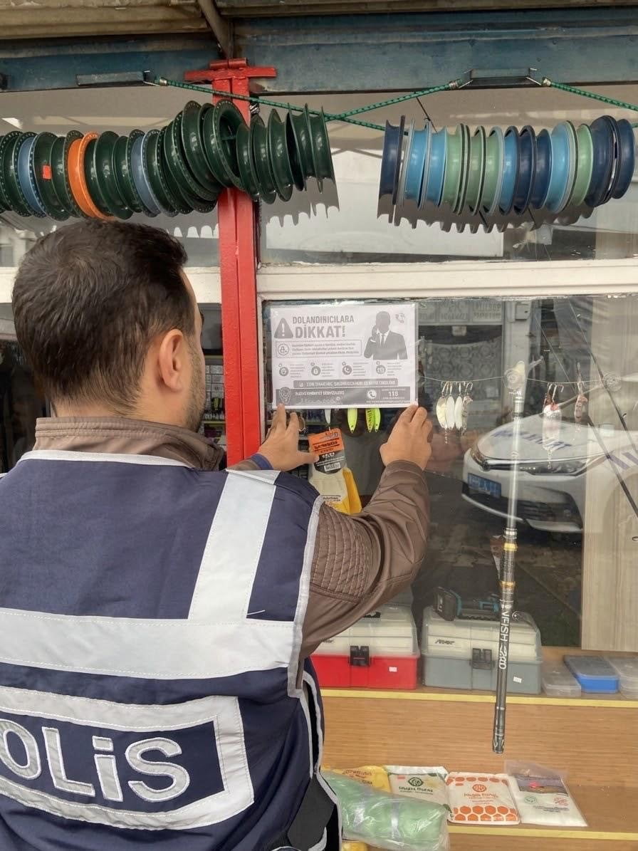 İLÇEDE AFİŞ VE BROŞÜRLERLE VATANDAŞLAR DOLANDIRICILIK YÖNTEMLERİNE KARŞI UYARILDI.