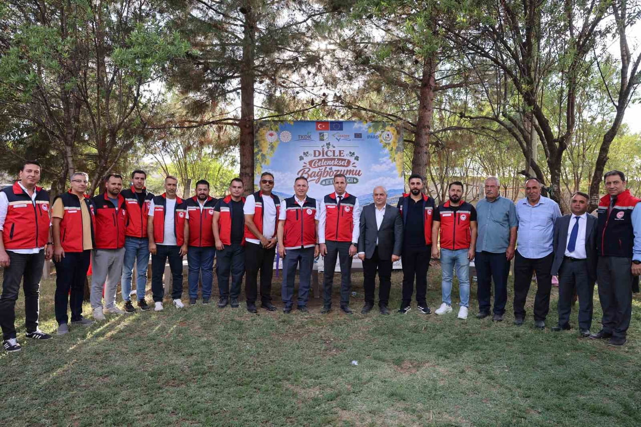 İLÇEYE BAĞLI KIRSAL BADEMLİ MAHALLESİ’NDE YAPILAN ETKİNLİK KAPSAMINDA BAĞLARDA İLK MAHSULLER...