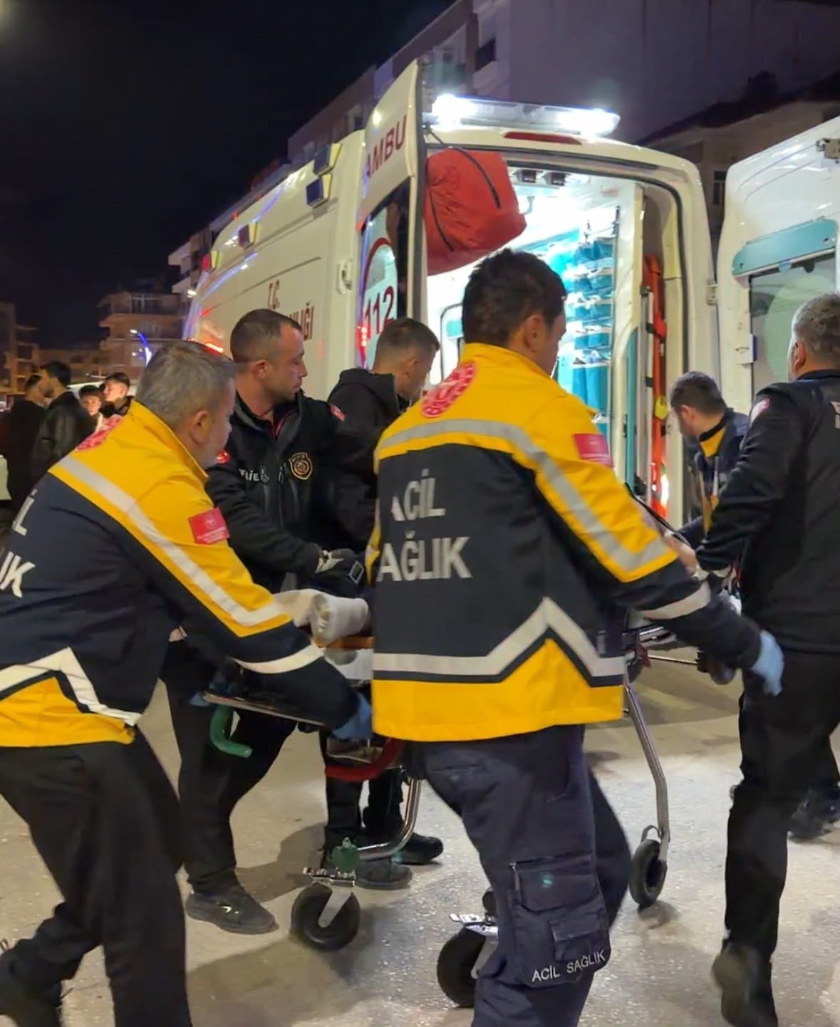İLK MÜDAHALESİ OLAY YERİNDE YAPILAN GENÇ, AMBULANSLA BUCAK DEVLET HASTANESİNE KALDIRILDI