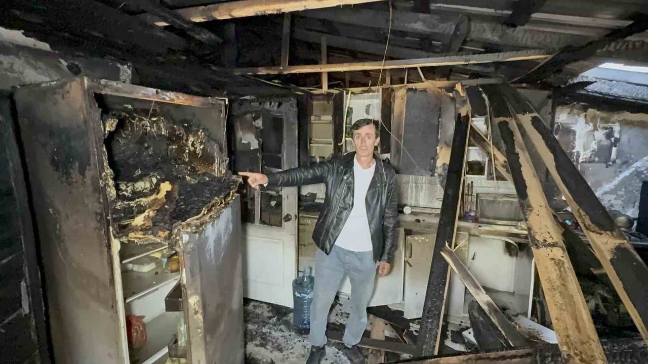 İLKADIM İLÇESİNDE BİR EVDE ELEKTRİK PANOSUNDAN ÇIKTIĞI BELİRLENEN YANGINDA, EVDEKİ TÜM EŞYALAR...
