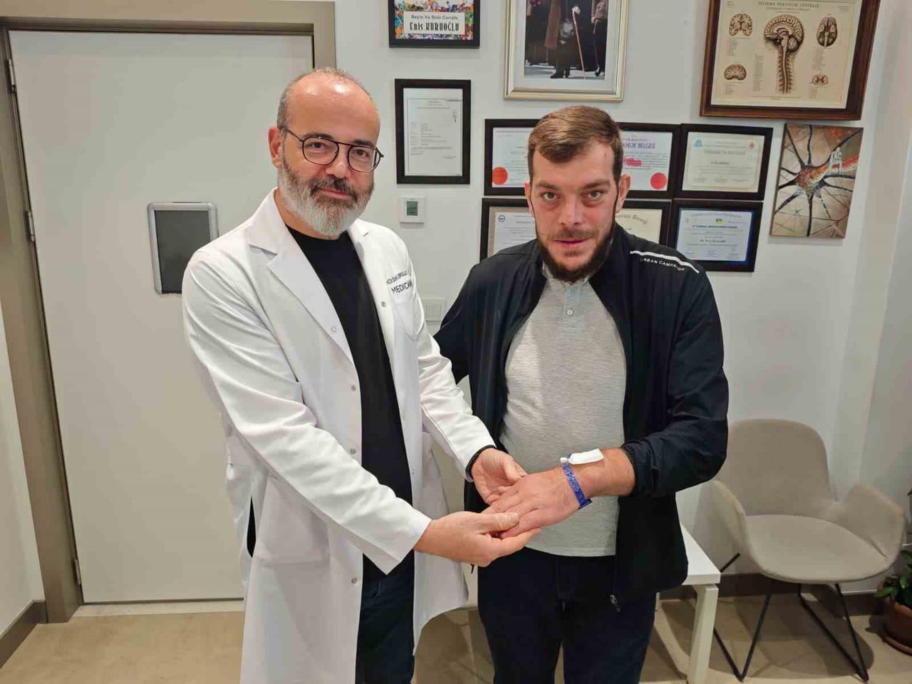 ILO KHVİSTANİ (SAĞDA) VE PROF. DR. ENİS KURUOĞLU (SOLDA)