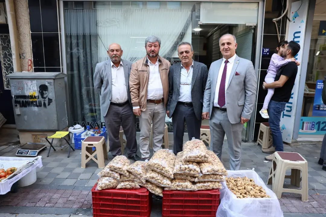 İNCİRLİOVA BELEDİYE BAŞKANI AYTEKİN KAYA, İNCİRLİOVA KÖYLÜ PAZARI'NI ZİYARET EDEREK PAZARDA...