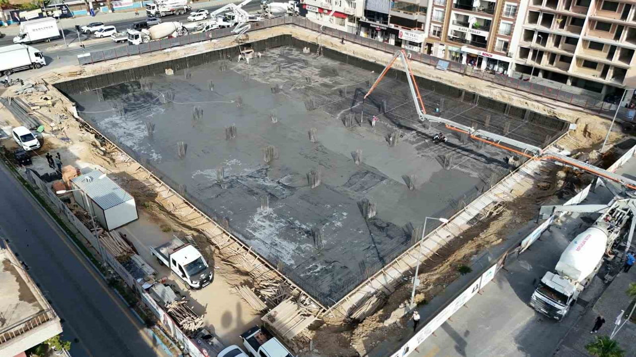 İNCİRLİOVA CUMHURİYET MEYDANI VE YERALTI OTOPARKI PROJESİNDE ÇALIŞMALAR SÜRÜYOR