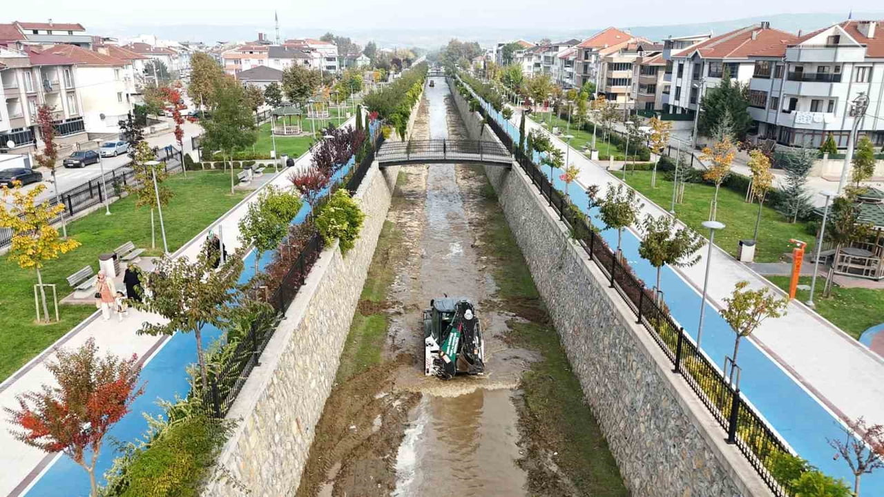 İNEGÖL BELEDİYESİ, KIŞ MEVSİMİ ÖNCESİ BEKLENEN YAĞIŞLAR NEDENİYLE KANAL İNEGÖL’DE OLASI SEL VE SU...