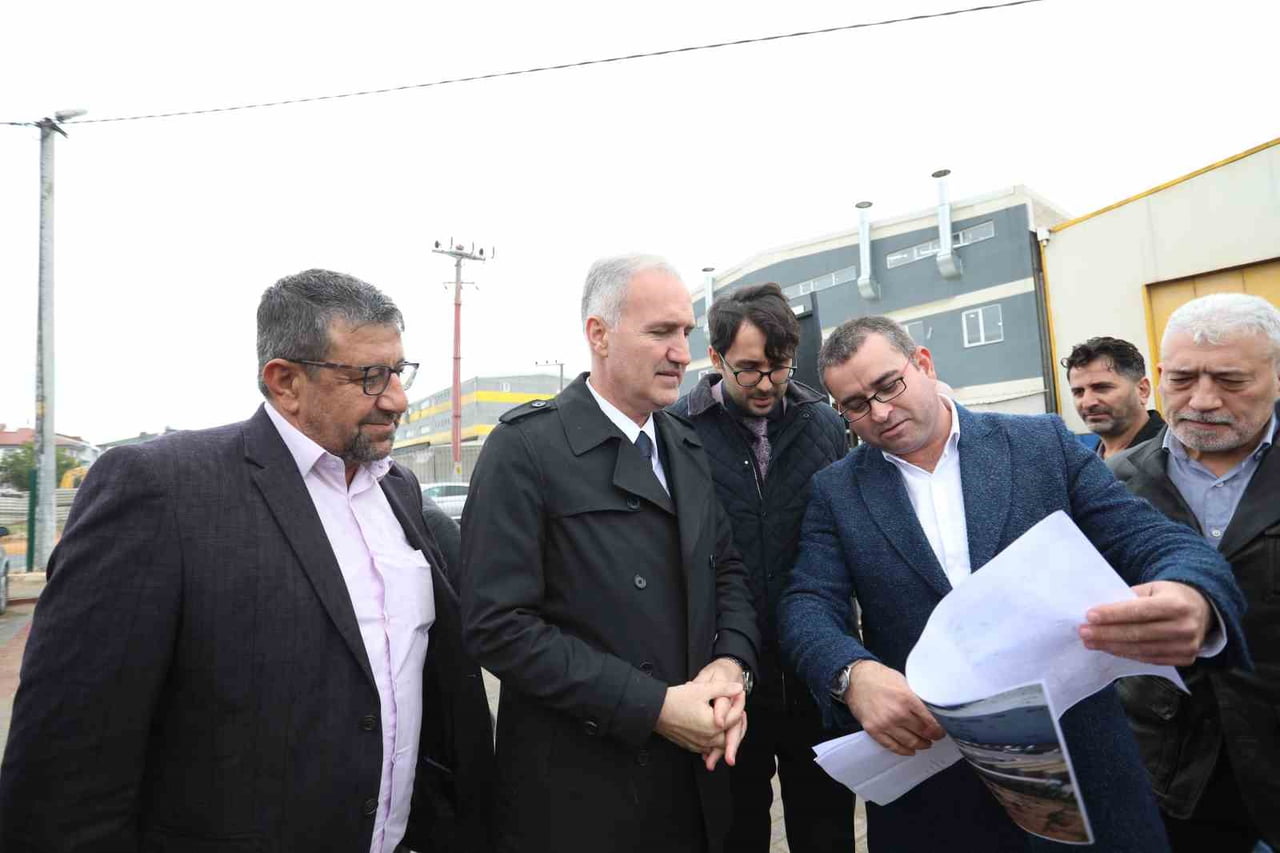 İNEGÖL BELEDİYESİ’NİN CUMHURİYET MAHALLESİ ALAPINAR SOKAKTA YAPIMINI TAMAMLADIĞI 32 ARAÇLIK...