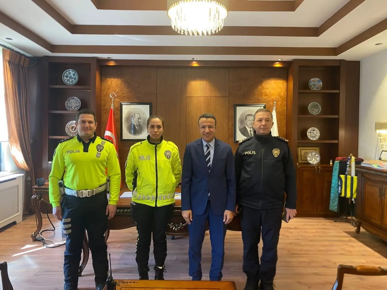İNEGÖL KAYMAKAMI AYHAN AKPAY, TRAFİK POLİSİ ŞERİFE NUR CAN'LA BİR ARAYA GELDİ