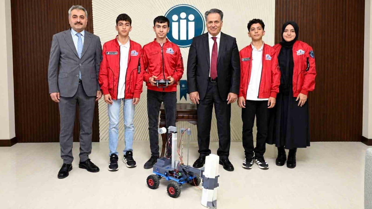 İNÖNÜ ÜNİVERSİTESİ'NİN DESTEKLEDİĞİ GENÇ MUCİTLER REKTÖR AKPOLAT İLE BULUŞTU