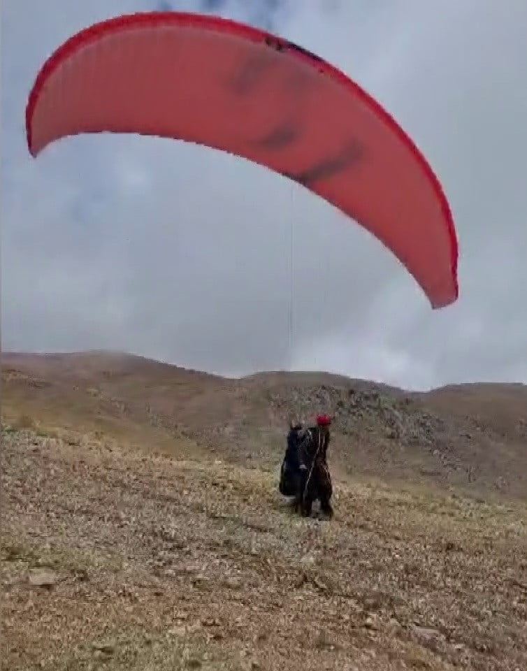 İRLANDALI MİCHEL MORAN, ADIYAMAN’IN TUT İLÇESİNDE 800 METRE YÜKSEKLİKTE YAMAÇ PARAŞÜTÜNDEN...