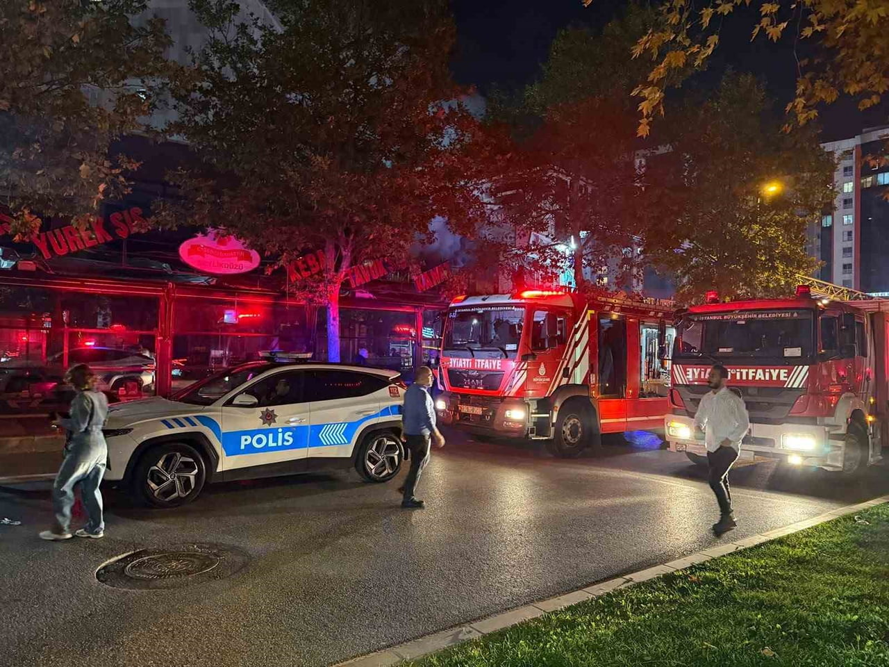 İŞ YERİNDE ÇIKAN YANGIN KISA SÜREDE BÜYÜYEREK ÜST KATI SARDI. ALEVLERİN SARDIĞI İŞ YERİNDE YANGINA...
