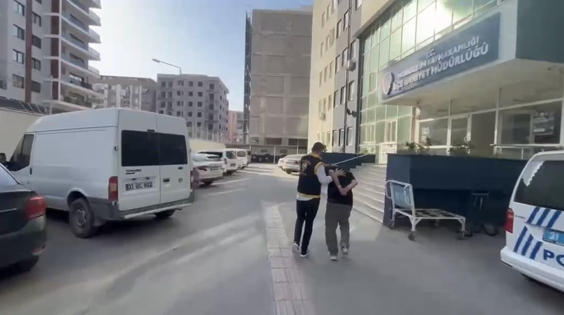 İSKENDERUN’DA 33 YIL 2 AY 15 GÜN HAPİS CEZASIYLA ARANAN HÜKÜMLÜ YAKALANDI.