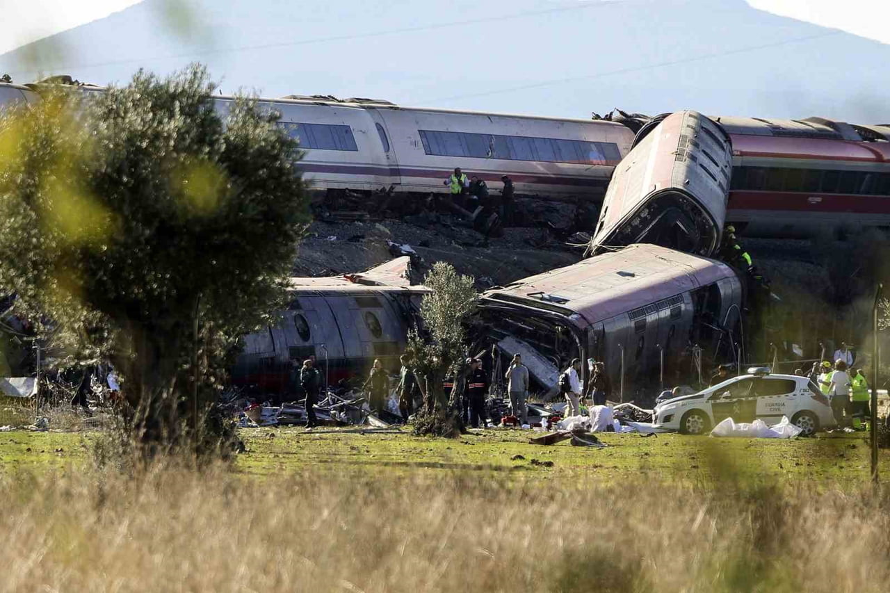 İSPANYA'DA MADRİD-ENDÜLÜS SEFERİNİ YAPAN İKİ YÜKSEK HIZLI TRENİN ÇARPIŞMASI SONUCU EN AZ 10 KİŞİ...