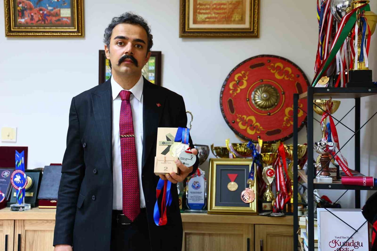 İSPANYA’DA DÜZENLENEN ATLI OKÇULUK AVRUPA ŞAMPİYONASI’NDA MÜCADELE EDEN VEYSEL BATUHAN BAY, AVCI...