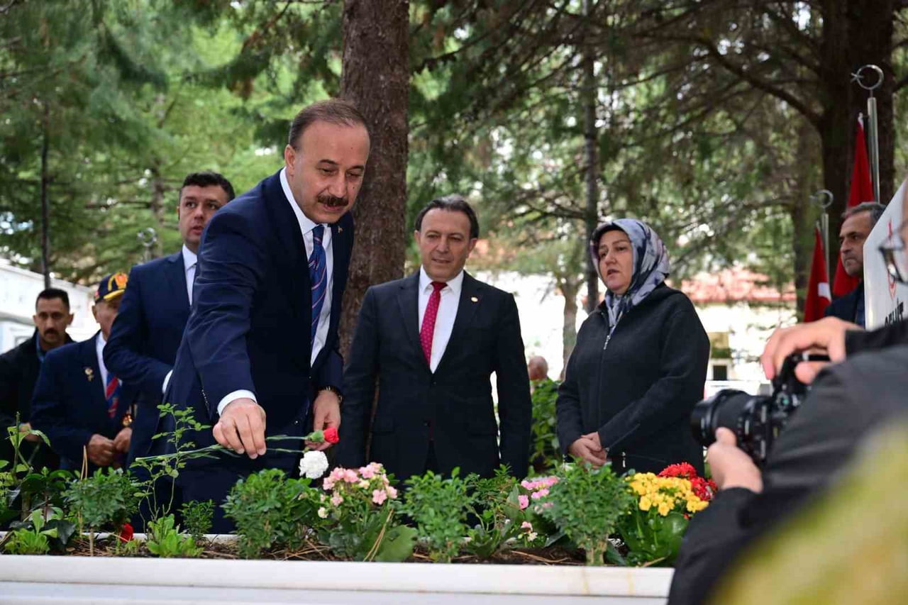 ISPARTA'DA 29 EKİM CUMHURİYET BAYRAMI KUTLAMALARI ÇELENK TÖRENİYLE BAŞLADI