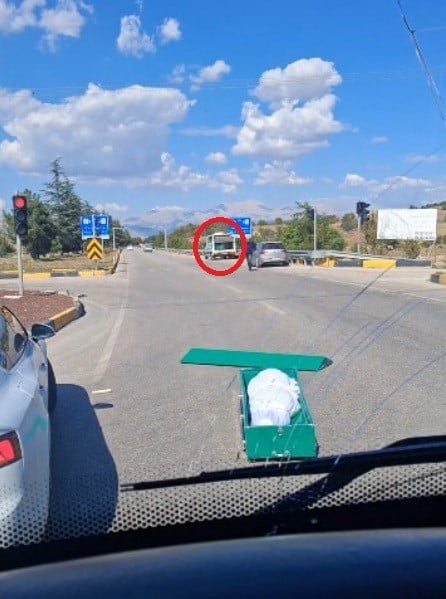 ISPARTA'DA CENAZE NAKİL ARACINDA BULUNAN TABUTLARDAN BİRİ, ARACIN TRAFİK IŞIKLARINDA DURMASININ...