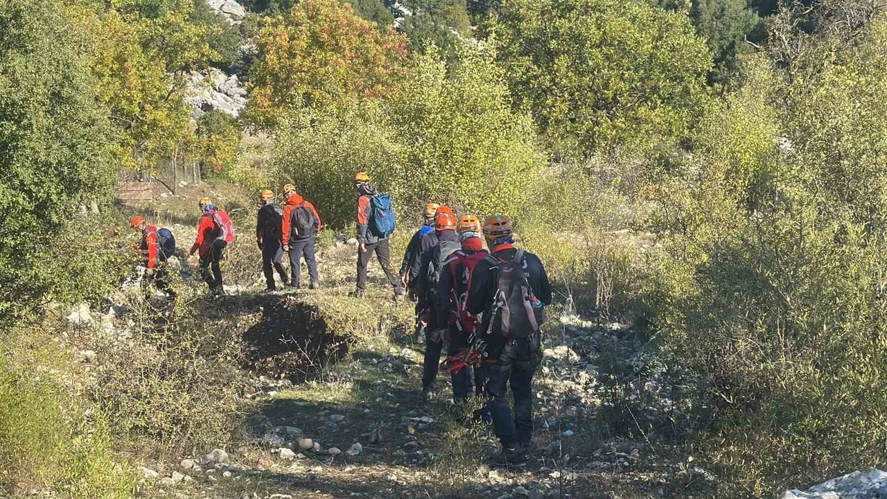 ISPARTA'NIN SÜTÇÜLER İLÇESİNDEKİ YAZILI KANYON'DA MAHSUR KALAN İHH GÖNÜLLÜLERİNİ KURTARMA...