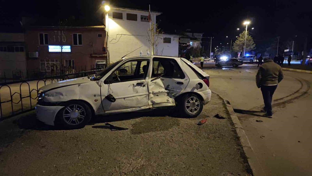 ISPARTA'NIN YALVAÇ İLÇESİNDE İKİ OTOMOBİLİN ÇARPIŞMASI SONUCU 3 KİŞİ YARALANDI. KAZA ANI GÜVENLİK...