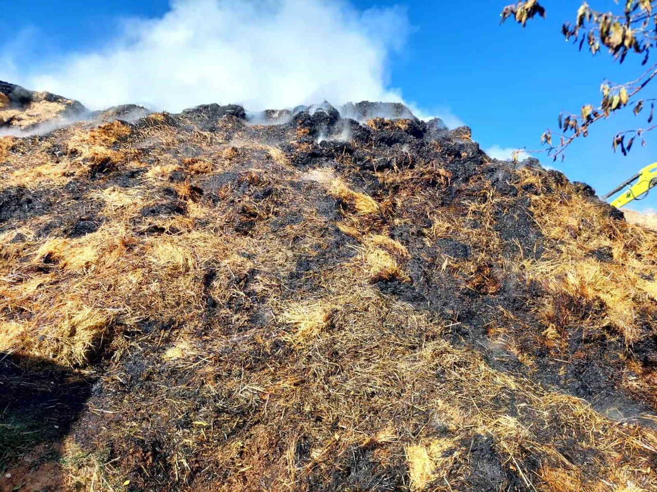 ISPARTA'NIN YALVAÇ İLÇESİNE BAĞLI MISIRLI KÖYÜNDE ÇIKAN YANGINDA 1150 BALYA YANARAK KULLANILAMAZ...
