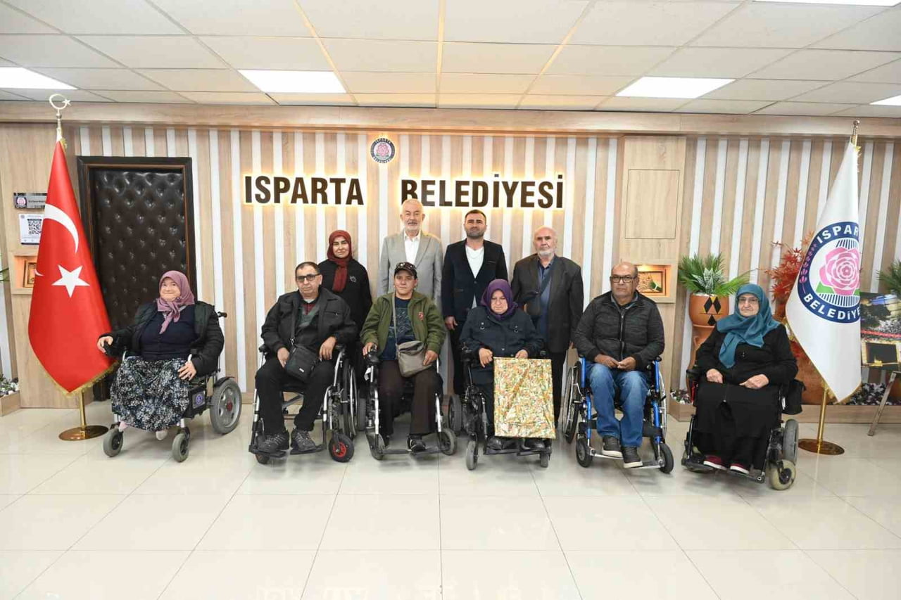 ISPARTA YÜRÜME ENGELLİLER YAŞAM DERNEĞİ BAŞKANI ERŞAN KAPLAN VE BERABERİNDEKİ DERNEK ÜYELERİ...
