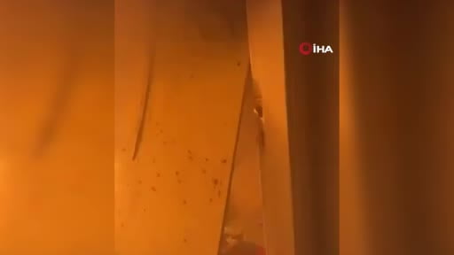 İsrail'in Gazze şehrindeki bir apartmana düzenlediği saldırıda alevler arasında mahsur kalan kız...