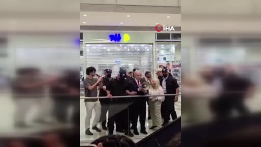 İsrail Başbakanı Binyamin Netanyahu, genel seçimlerde devam eden oy verme işlemi sırasında bir...