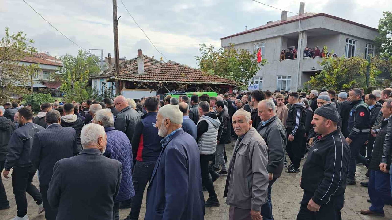 İSTANBUL'DA ÇALIŞTIĞI İNŞAATTA GEÇİRDİĞİ İŞ KAZASI SONUCU AĞIR YARALANAN 26 YAŞINDAKİ EMİRKAN...