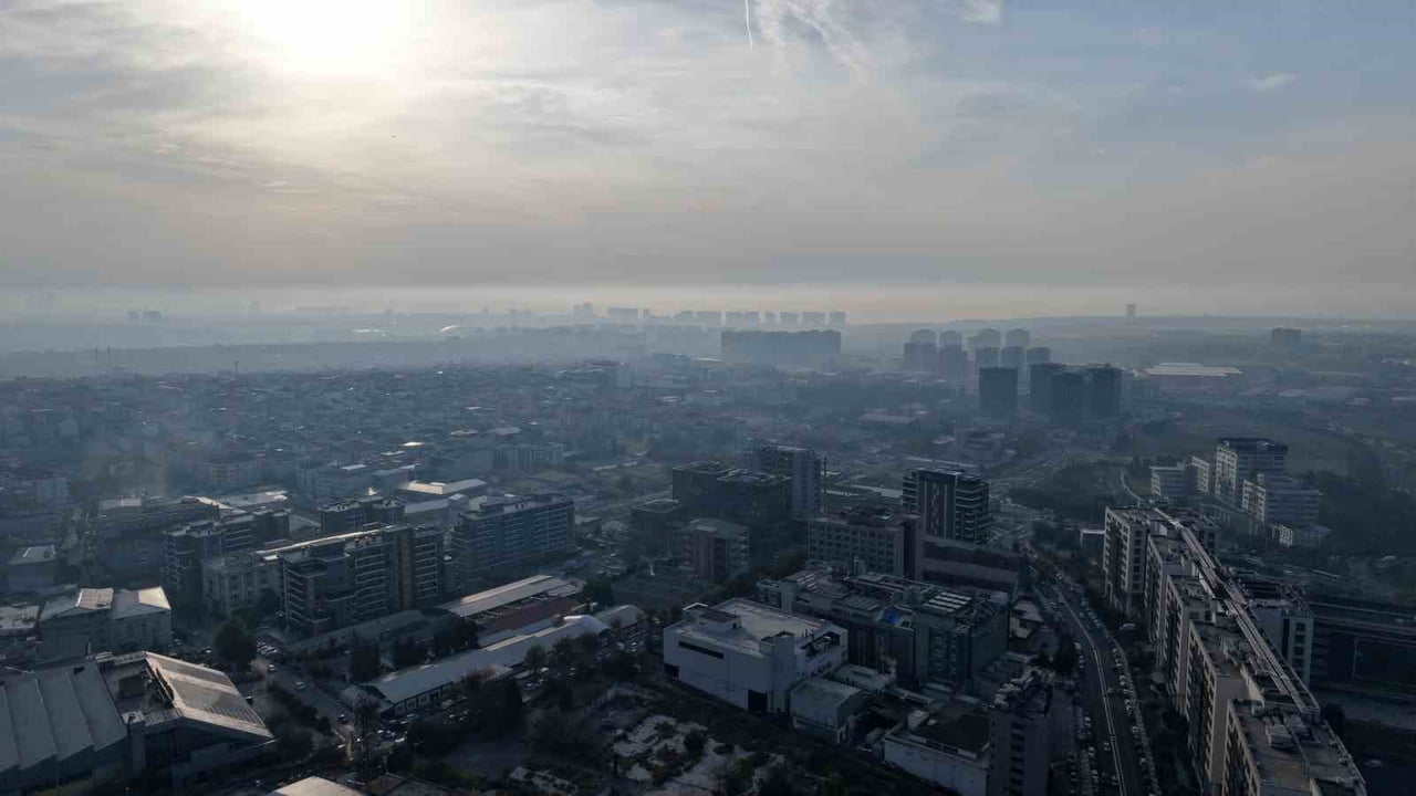 İSTANBUL'DA ETKİLİ OLAN PUSLU HAVA, KENTİN SİLUETİNİ GRİ BİR ÖRTÜNÜN ARKASINDA BIRAKTI