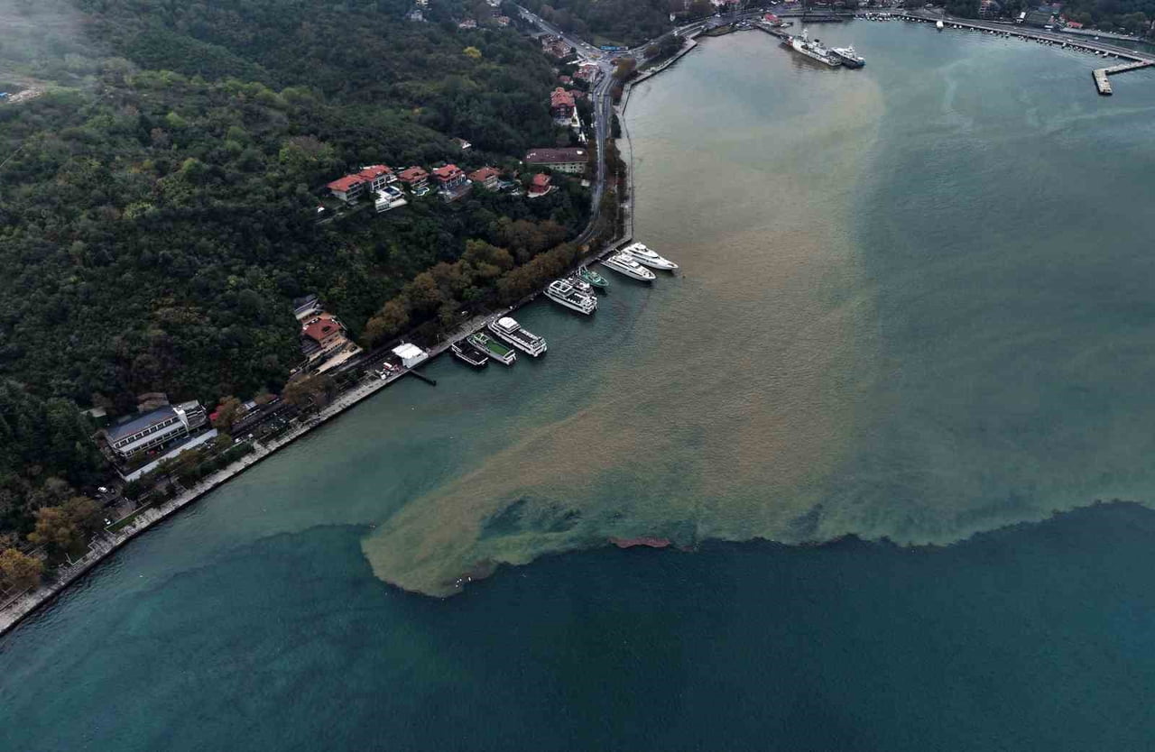 İSTANBUL'DA ETKİLİ OLAN SAĞANAK YAĞIŞIN ETKİSİYLE DENİZİN RENGİ DEĞİŞTİ.