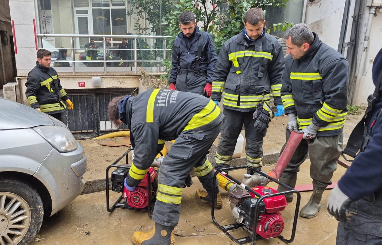 İSTANBUL'DA ETKİLİ OLAN ŞİDDETLİ SAĞANAK YAĞIŞIN YOL AÇTIĞI SEL VE HEYELANLARIN ARDINDAN TEKİRDAĞ...