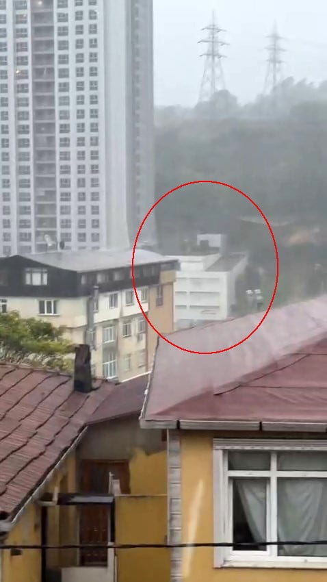 İSTANBUL'DA ETKİLİ OLAN ŞİDDETLİ YAĞIŞIN ARDINDAN SARIYER'DE SEL SULARININ GELDİĞİ ANLAR KAMERAYA...