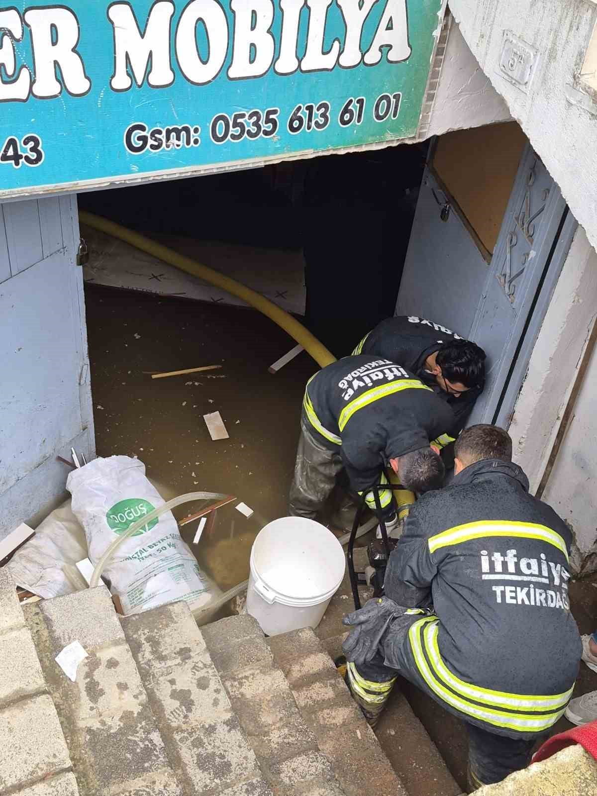 İSTANBUL'DA ETKİLİ OLAN ŞİDDETLİ YAĞIŞIN ARDINDAN YAŞANAN SEL, SU BASKINI VE HEYELANLAR NEDENİYLE...